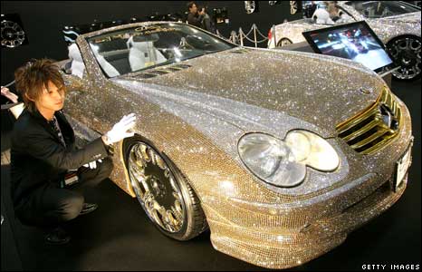 Deux Mercedes recouvertes de crystaux swarovski photo 45360227 466 getty benz Deux Mercedes recouvertes de crystaux swarovski