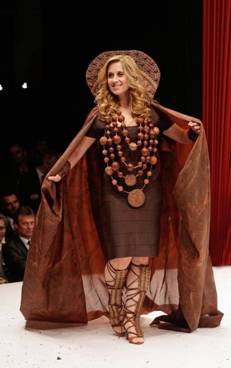 Défilé de robes en chocolat 2009 photo lara fabian chocolat 468x746 Défilé de robes en chocolat 2009