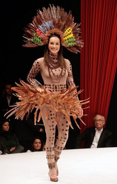 Défilé de robes en chocolat 2009 photo salon chocolat 2009 468x737 Défilé de robes en chocolat 2009