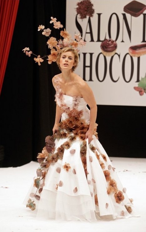 Défilé de robes en chocolat 2009 photo salon chocolat 2009 468x742 Défilé de robes en chocolat 2009