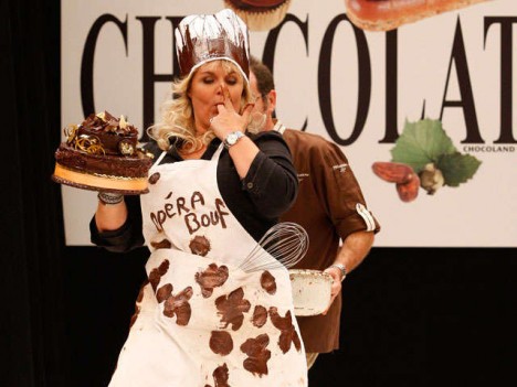 Défilé de robes en chocolat 2009 photo valerie damidot chocolat 468x351 Défilé de robes en chocolat 2009