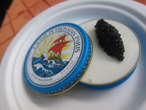 Du caviar Petrossian 100% élevage pour les fêtes photo caviar malossol petrossian 468x351 Du caviar Petrossian 100% élevage pour les fêtes