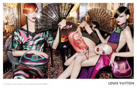 Campagne Louis Vuitton Printemps Été 2011 photo louisvuittoncampaign7 Louis Vuitton Spring 2011 Campaign Freja Beha Erichsen Kristen McMenamy Raquel Zimmermann by Steven Meisel 468x302 Campagne Louis Vuitton Printemps Été 2011
