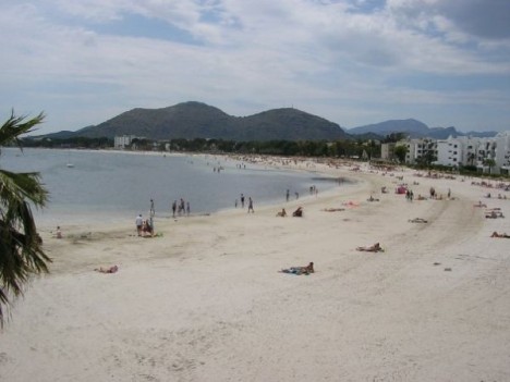 Top 10 des plus belles plages dEurope photo Alcudia Balearic Islands Spain 468x351 Top 10 des plus belles plages dEurope