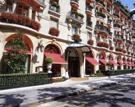 Un restaurant éphémère ouvre au Plaza Athénée photo Plaza Athenee exterior 468x373 Un restaurant éphémère ouvre au Plaza Athénée