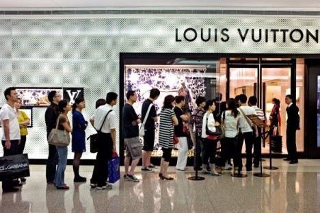 Les Chinois achètent les articles de luxe... en Chine! photo mainland Chinese luxury consumers 468x311 Les Chinois achètent les articles de luxe... en Chine!