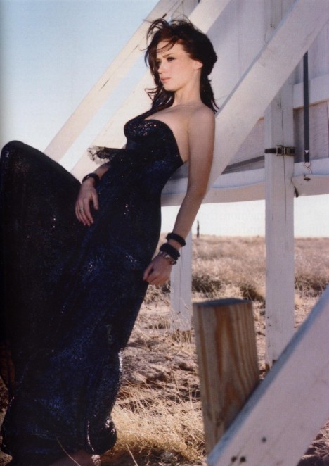 Emily Blunt, égérie du parfum Opium dYSL photo Emily Blunt YSL Ad 724x1024 468x662 Emily Blunt, égérie du parfum Opium dYSL