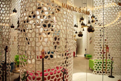 Manolo Blahnik en vente chez Liberty à Londres photo Manolo Blahnik Boutique Dubai Mall 468x313 Manolo Blahnik en vente chez Liberty à Londres