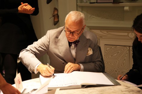 Manolo Blahnik en vente chez Liberty à Londres photo manolo book signing 468x312 Manolo Blahnik en vente chez Liberty à Londres