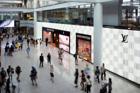 2011: Année record pour les ventes duty free photo Louis Vuitton airport store 468x312 2011: Année record pour les ventes duty free