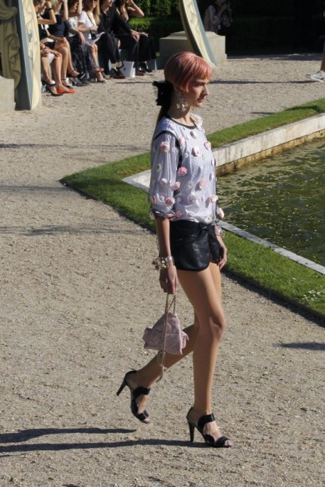 Le défilé Chanel croisière 2013 à Versailles photo Chanel Versailles Cruise show 3 468x702 Le défilé Chanel croisière 2013 à Versailles
