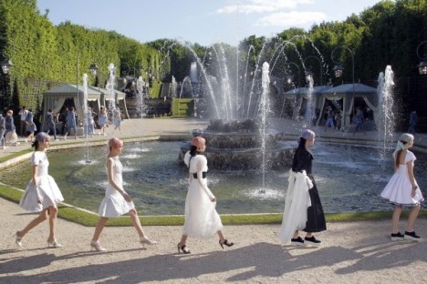 Chanel Versailles Cruise show 468x312 Le défilé Chanel croisière 2013 à Versailles