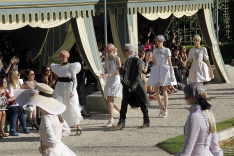 Le défilé Chanel croisière 2013 à Versailles photo Chanel Versailles Cruise show lagerfeld 468x312 Le défilé Chanel croisière 2013 à Versailles