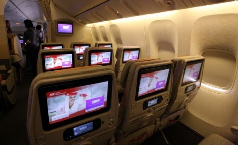 Emirates offre le plus grand écran du monde photo Emirates new inflight entertainment screens 468x286 Emirates offre le plus grand écran du monde