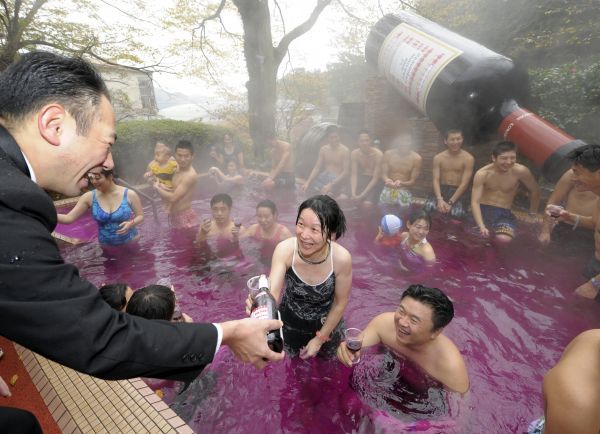 Des Japonais plongent dans le Beaujolais Nouveau photo beaujolais spa Des Japonais plongent dans le Beaujolais Nouveau